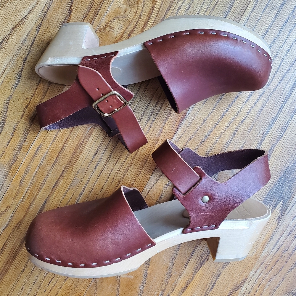 Bryr Emma Closed Toe Mid Heel